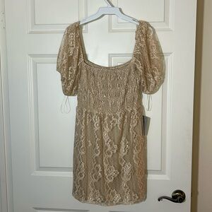 NSR New with tags size M tube stretch top and on or off the shoulder sleeves.